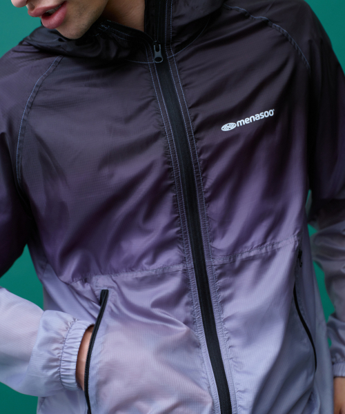 MENASOO（ミナス）の「Unisex Gradient Windbreaker High Neck Jumper_Black（ナイロンジャケット・レディース・ブラック・1/2）」の15枚目の写真