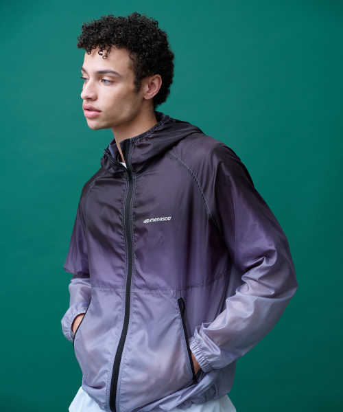 MENASOO（ミナス）の「Unisex Gradient Windbreaker High Neck Jumper_Black（ナイロンジャケット・レディース・ブラック・1/2）」の16枚目の写真