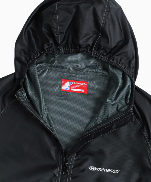 MENASOO（ミナス）の「Unisex Gradient Windbreaker High Neck Jumper_Black（ナイロンジャケット・レディース・ブラック・1/2）」の19枚目の写真