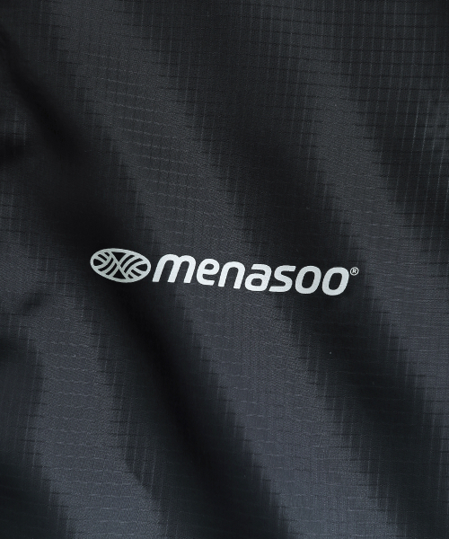 MENASOO（ミナス）の「Unisex Gradient Windbreaker High Neck Jumper_Black（ナイロンジャケット・レディース・ブラック・1/2）」の21枚目の写真