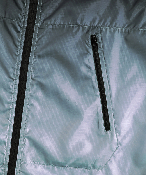 MENASOO（ミナス）の「Unisex Gradient Windbreaker High Neck Jumper_Black（ナイロンジャケット・レディース・ブラック・1/2）」の22枚目の写真