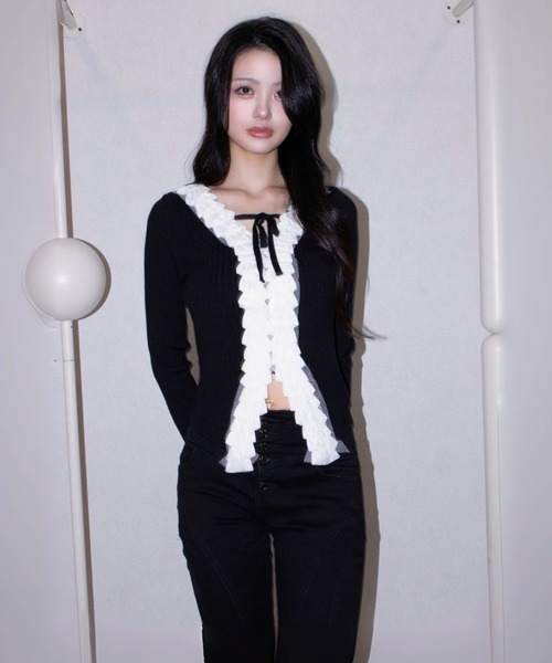 REINE NOIRE(レーヌノワール)の「fleur frill tops. / フルール フリル トップス(シャツ/ブラウス・レディース・ブラック×ホワイト・FREE)」の13枚目の写真