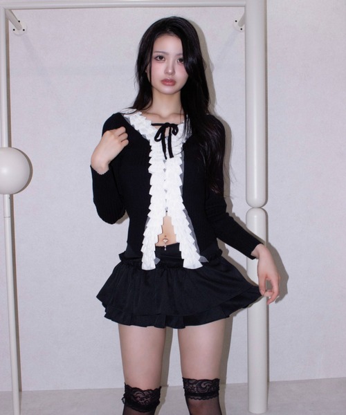 REINE NOIRE(レーヌノワール)の「fleur frill tops. / フルール フリル トップス(シャツ/ブラウス・レディース・ブラック×ホワイト・FREE)」の2枚目の写真
