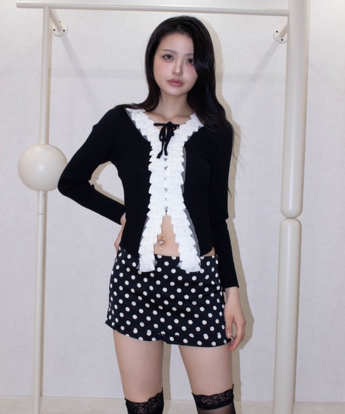 REINE NOIRE(レーヌノワール)の「fleur frill tops. / フルール フリル トップス(シャツ/ブラウス・レディース・ブラック×ホワイト・FREE)」の4枚目の写真