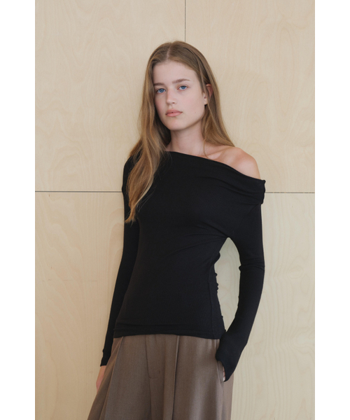 KUME(クメ)の「アシンメトリーオフショルダーシャーリングトップス ブラック(Tシャツ/カットソー・レディース・その他・SMALL)」の4枚目の写真