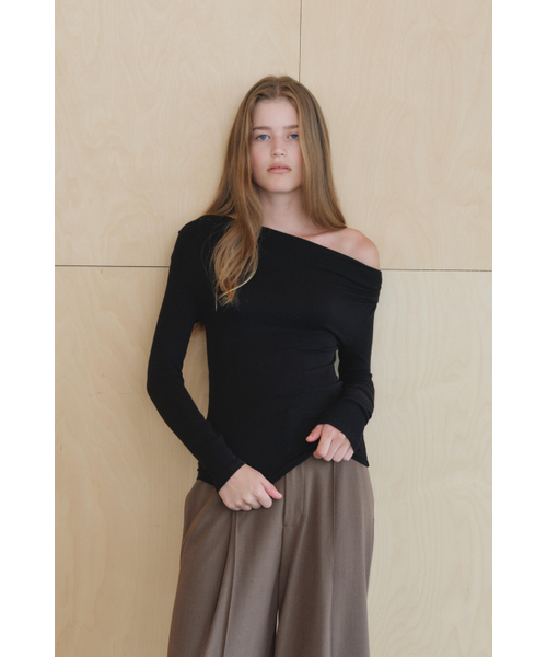 KUME(クメ)の「アシンメトリーオフショルダーシャーリングトップス ブラック(Tシャツ/カットソー・レディース・その他・SMALL)」の5枚目の写真