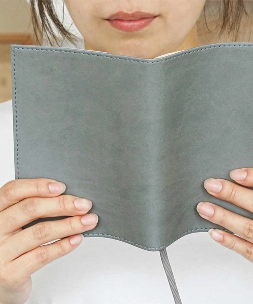 HIGHTIDE（ハイタイド）の「Pavot パヴォ ブックカバー 文庫本 A6サイズ（本・レディース・ブラック/カーキ/ベージュ/ネイビー/パープル/グレー/ターコイズブルー/ブラウン/レッド/ピンク/ライトグレー/ピンク系その他/グリーン/ブルー/イエロー/ラベンダー・FREE）」の3枚目の写真