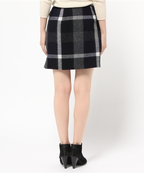 BLUE LABEL CRESTBRIDGE(ブルーレーベルクレストブリッジ)の「ミラノラムブランケット クレストブリッジチェックキルトスカート(スカート・レディース・ネイビー/イエロー/レッド・36/38/34)」の6枚目の写真