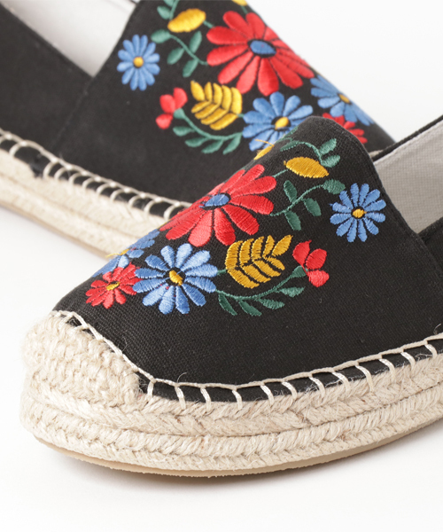 WEGO（ウィゴー）の「DISPARK/フラワーエスパドリーユ（スリッポン・レディース・ホワイト/ブラック/インディゴブルー・LARGE/MEDIUM）」の8枚目の写真