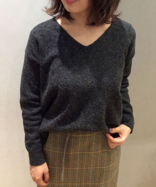 le.coeur blanc（ルクールブラン）の「アンゴラ混Vネックプルオーバー（ニット/セーター・レディース・ベージュ/ライトグレー/チャコールグレー/ラベンダー・38）」の2枚目の写真