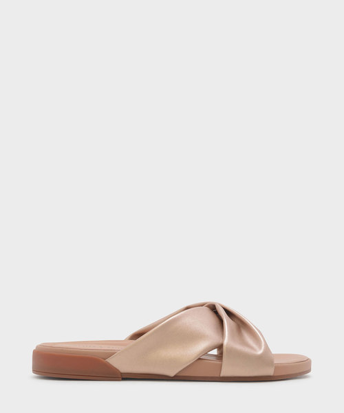 CHARLES & KEITH(チャールズ & キース)の「ツイストクリスクロススライダー / TWIST CRISS CROSS SLIDERS(サンダル・レディース・ゴールド系その他/オフホワイト/ブラック・25cm/23cm/24.5cm/22.5cm/23.5cm)」の1枚目の写真