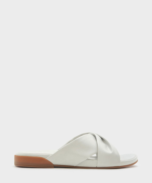 CHARLES & KEITH(チャールズ & キース)の「ツイストクリスクロススライダー / TWIST CRISS CROSS SLIDERS(サンダル・レディース・ゴールド系その他/オフホワイト/ブラック・25cm/23cm/24.5cm/22.5cm/23.5cm)」の2枚目の写真