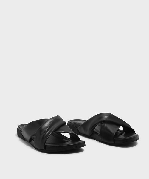 CHARLES & KEITH(チャールズ & キース)の「ツイストクリスクロススライダー / TWIST CRISS CROSS SLIDERS(サンダル・レディース・ゴールド系その他/オフホワイト/ブラック・25cm/23cm/24.5cm/22.5cm/23.5cm)」の5枚目の写真