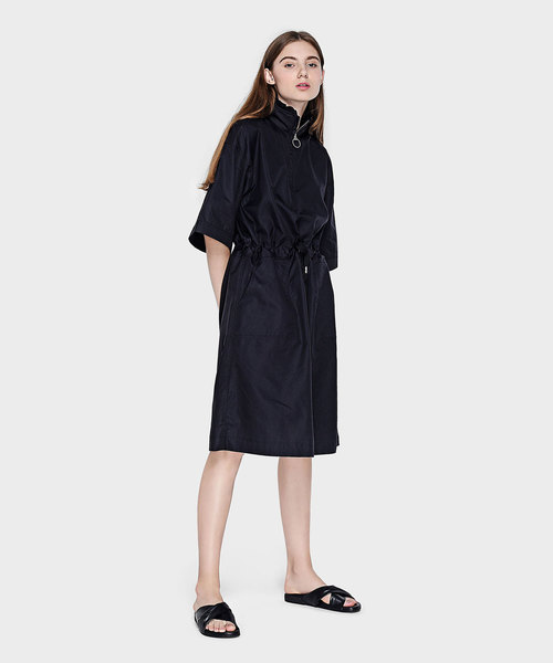 CHARLES & KEITH(チャールズ & キース)の「ツイストクリスクロススライダー / TWIST CRISS CROSS SLIDERS(サンダル・レディース・ゴールド系その他/オフホワイト/ブラック・25cm/23cm/24.5cm/22.5cm/23.5cm)」の8枚目の写真