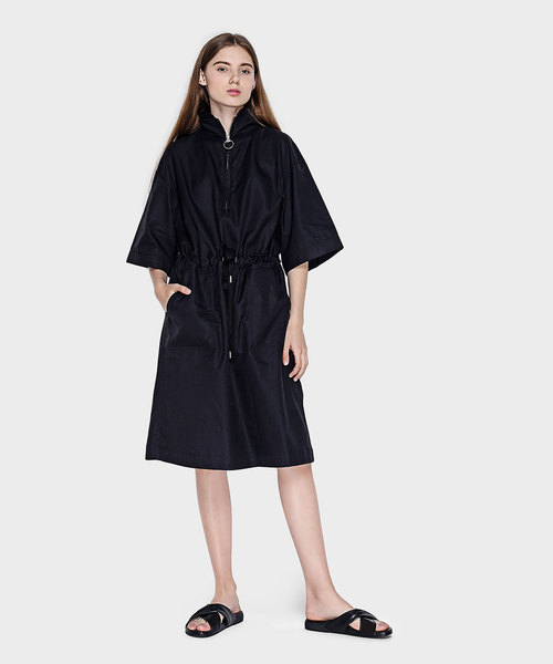 CHARLES & KEITH(チャールズ & キース)の「ツイストクリスクロススライダー / TWIST CRISS CROSS SLIDERS(サンダル・レディース・ゴールド系その他/オフホワイト/ブラック・25cm/23cm/24.5cm/22.5cm/23.5cm)」の9枚目の写真