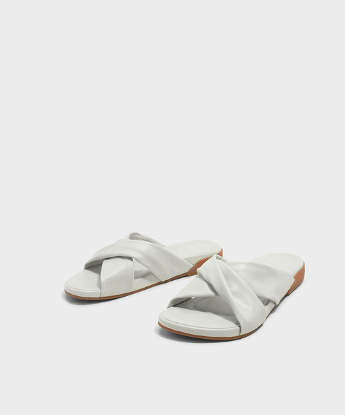 CHARLES & KEITH(チャールズ & キース)の「ツイストクリスクロススライダー / TWIST CRISS CROSS SLIDERS(サンダル・レディース・ゴールド系その他/オフホワイト/ブラック・25cm/23cm/24.5cm/22.5cm/23.5cm)」の10枚目の写真