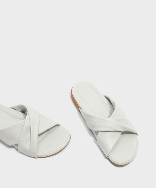 CHARLES & KEITH(チャールズ & キース)の「ツイストクリスクロススライダー / TWIST CRISS CROSS SLIDERS(サンダル・レディース・ゴールド系その他/オフホワイト/ブラック・25cm/23cm/24.5cm/22.5cm/23.5cm)」の12枚目の写真