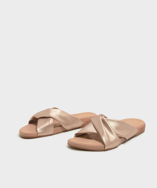 CHARLES & KEITH(チャールズ & キース)の「ツイストクリスクロススライダー / TWIST CRISS CROSS SLIDERS(サンダル・レディース・ゴールド系その他/オフホワイト/ブラック・25cm/23cm/24.5cm/22.5cm/23.5cm)」の15枚目の写真