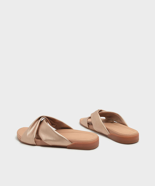 CHARLES & KEITH(チャールズ & キース)の「ツイストクリスクロススライダー / TWIST CRISS CROSS SLIDERS(サンダル・レディース・ゴールド系その他/オフホワイト/ブラック・25cm/23cm/24.5cm/22.5cm/23.5cm)」の16枚目の写真