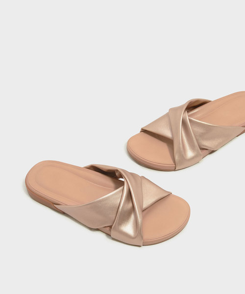 CHARLES & KEITH(チャールズ & キース)の「ツイストクリスクロススライダー / TWIST CRISS CROSS SLIDERS(サンダル・レディース・ゴールド系その他/オフホワイト/ブラック・25cm/23cm/24.5cm/22.5cm/23.5cm)」の17枚目の写真