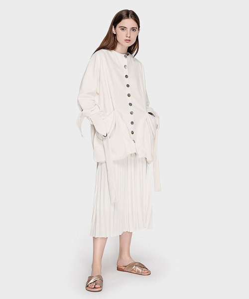 CHARLES & KEITH(チャールズ & キース)の「ツイストクリスクロススライダー / TWIST CRISS CROSS SLIDERS(サンダル・レディース・ゴールド系その他/オフホワイト/ブラック・25cm/23cm/24.5cm/22.5cm/23.5cm)」の18枚目の写真