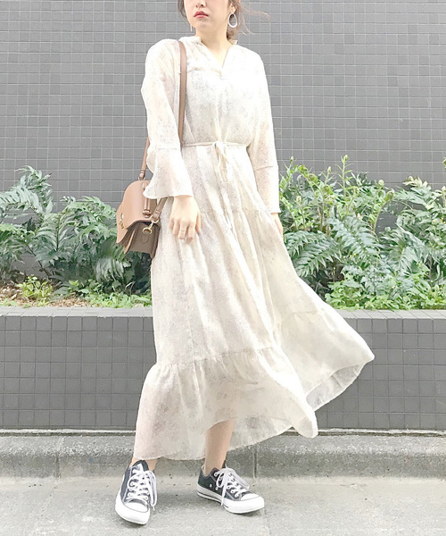 Cheek(チーク)の「花柄プリントロングワンピース(ワンピース・レディース・ブラック/イエロー/アイボリー・MEDIUM)」の3枚目の写真
