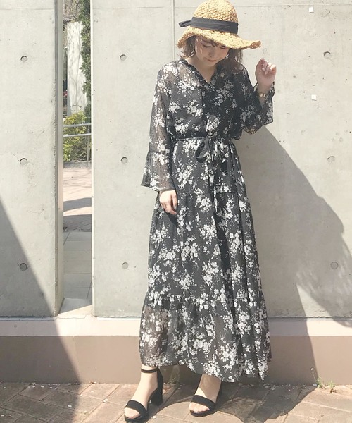 Cheek(チーク)の「花柄プリントロングワンピース(ワンピース・レディース・ブラック/イエロー/アイボリー・MEDIUM)」の4枚目の写真