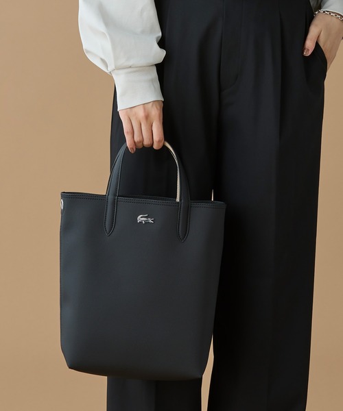 LACOSTE(ラコステ)の「ANNAリバーシブル縦型 2WAY トートバッグ / クラッチバッグ付き(トートバッグ・レディース・ブラック/ブラック×ピンク/アイボリー/パープル/ネイビー/ホワイト×グリーン/ホワイト×イエロー/ブルー系その他/ライトグレー/ライトピンク・FREE)」の22枚目の写真