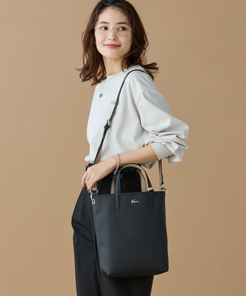 LACOSTE(ラコステ)の「ANNAリバーシブル縦型 2WAY トートバッグ / クラッチバッグ付き(トートバッグ・レディース・ブラック/ブラック×ピンク/アイボリー/パープル/ネイビー/ホワイト×グリーン/ホワイト×イエロー/ブルー系その他/ライトグレー/ライトピンク・FREE)」の21枚目の写真
