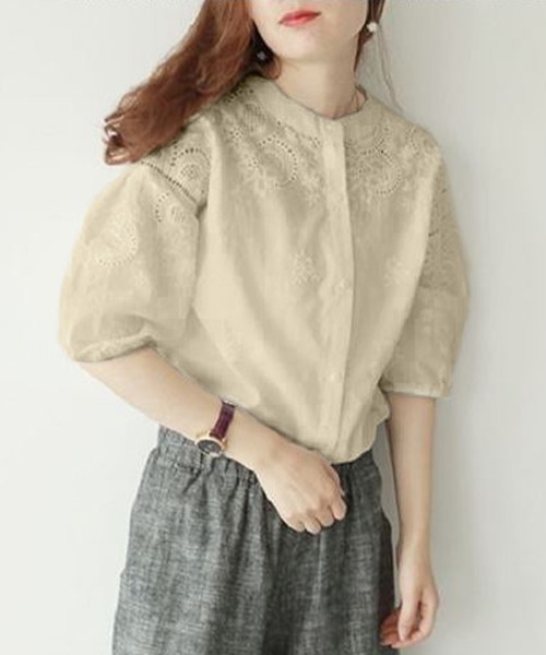 junoah(ジュノア)の「刺繍ノーカラーレースブラウス(シャツ/ブラウス・レディース・ホワイト/ブラック/ベージュ/グレー/ブルー・MEDIUM/LARGE/X-LARGE)」の3枚目の写真