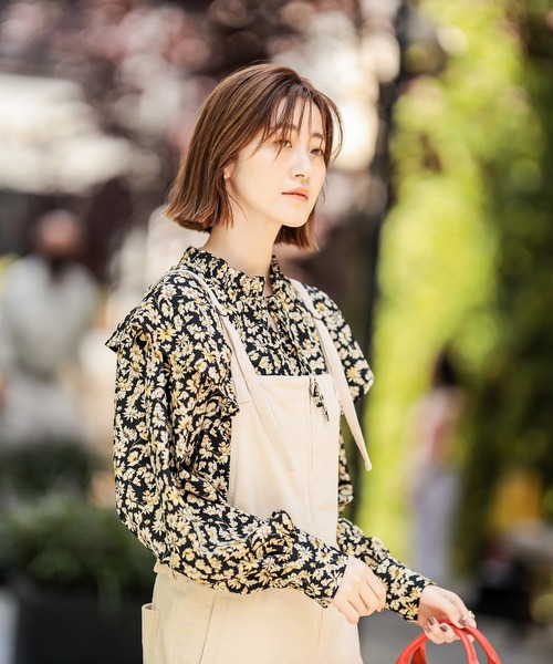 RIVE DROITE（リヴドロワ）の「フリルディティールで女性らしく　フラワープリントフリルカラーブラウス（シャツ/ブラウス・レディース・ブラック/ブラウン・FREE）」の3枚目の写真