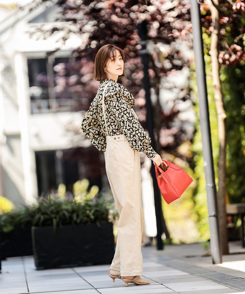 RIVE DROITE（リヴドロワ）の「フリルディティールで女性らしく　フラワープリントフリルカラーブラウス（シャツ/ブラウス・レディース・ブラック/ブラウン・FREE）」の6枚目の写真