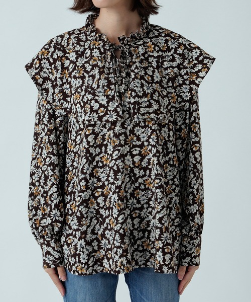 RIVE DROITE（リヴドロワ）の「フリルディティールで女性らしく　フラワープリントフリルカラーブラウス（シャツ/ブラウス・レディース・ブラック/ブラウン・FREE）」の4枚目の写真