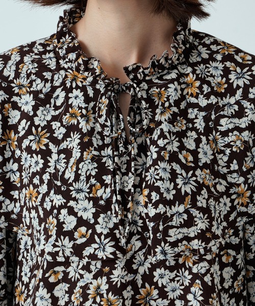 RIVE DROITE（リヴドロワ）の「フリルディティールで女性らしく　フラワープリントフリルカラーブラウス（シャツ/ブラウス・レディース・ブラック/ブラウン・FREE）」の7枚目の写真