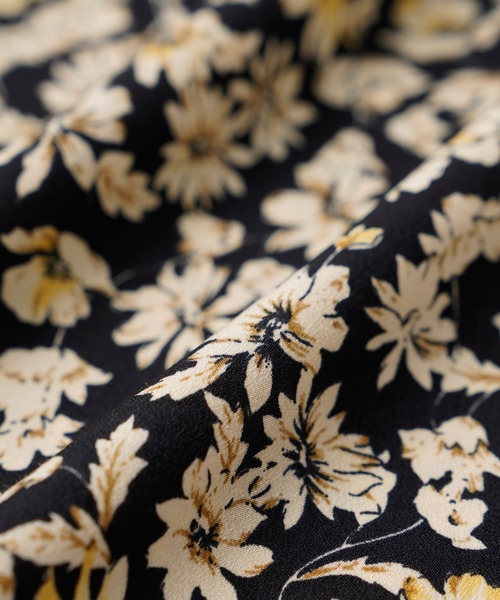 RIVE DROITE（リヴドロワ）の「フリルディティールで女性らしく　フラワープリントフリルカラーブラウス（シャツ/ブラウス・レディース・ブラック/ブラウン・FREE）」の5枚目の写真