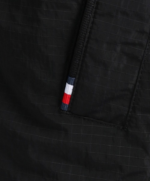 TOMMY HILFIGER(トミーヒルフィガー)の「ライトウェイトボンバージャケット(MA-1・メンズ・ブラック/レッド・SMALL/MEDIUM/LARGE/X-LARGE)」の4枚目の写真