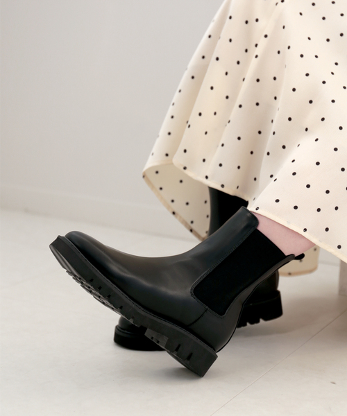 Simplicite（サンプリシテ）の「チェルシーブーツ◆（ブーツ・レディース・ホワイト/ブラック・SMALL/MEDIUM/LARGE）」の2枚目の写真