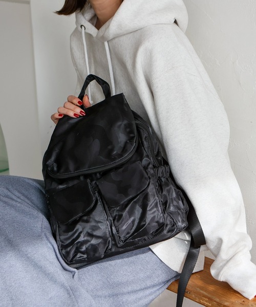 VitaFelice（ヴィータフェリーチェ）の「10ポケットナイロンリュックサック（バックパック/リュック・レディース・ブラック/ベージュ系その他/グレー/ドット/グレー系カモフラージュ・FREE）」の4枚目の写真