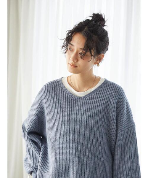 AMERICAN HOLIC（アメリカンホリック）の「Vネック片畦袖ボリュームニットプルオーバー（ニット/セーター・レディース・ブラック/ブルー/モカ/ライトベージュ・M/L）」の13枚目の写真