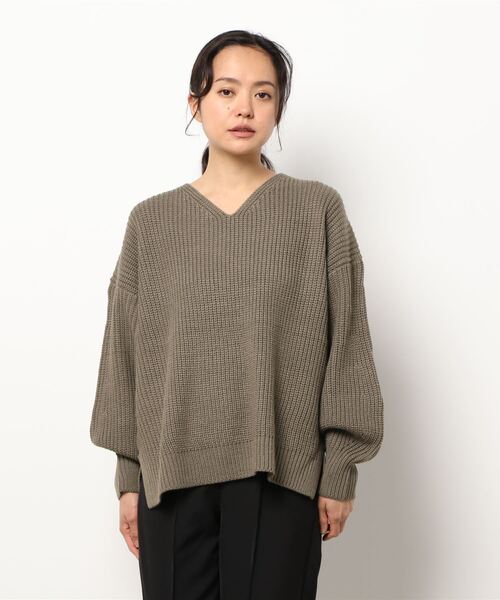 AMERICAN HOLIC（アメリカンホリック）の「Vネック片畦袖ボリュームニットプルオーバー（ニット/セーター・レディース・ブラック/ブルー/モカ/ライトベージュ・M/L）」の8枚目の写真