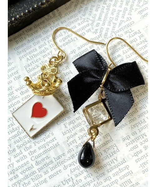 tone(トーン)の「【MUURABBTI】王冠トランプとリボンのピアス(MA)(ピアス(両耳用)・レディース・ブラック/レッド/ブラック系その他・FREE)」の5枚目の写真