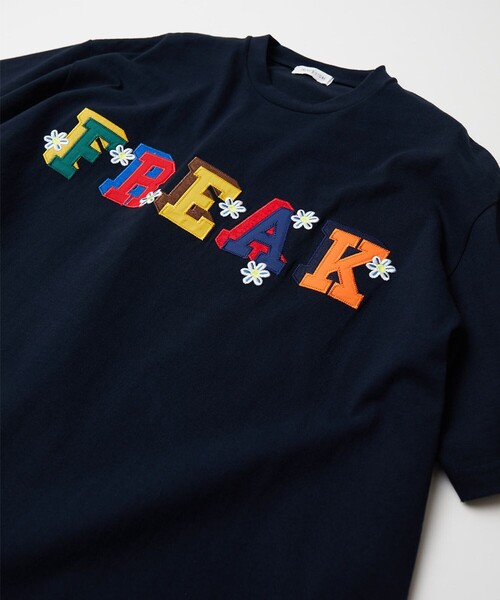 FREAK'S STORE（フリークスストア）の「FREAK'S STORE/フリークスストア フラワー刺繍　FREAKロゴTEE/刺繍/ロゴ/花柄（Tシャツ/カットソー・メンズ・ホワイト/ブラック/グレー/アッシュグレー/グリーン/ネイビー・SMALL/MEDIUM/LARGE）」の6枚目の写真