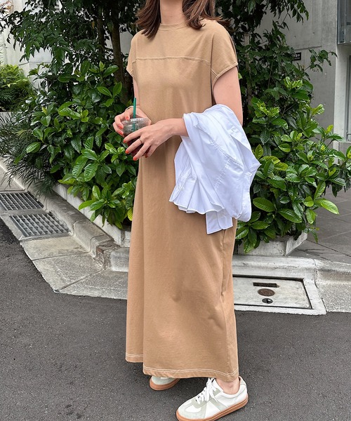 andme（アンドミー）の「配色ステッチフレンチスリーブTシャツワンピース（ワンピース・レディース・ブラック/チャコールグレー/グレイッシュベージュ/グリーン/パープル/ネイビー/カーキ/ブラウン/ブルー・M）」の4枚目の写真