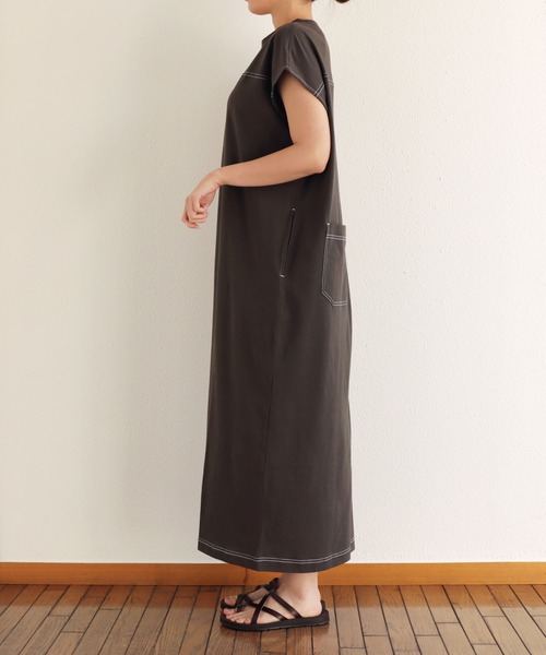 andme（アンドミー）の「配色ステッチフレンチスリーブTシャツワンピース（ワンピース・レディース・ブラック/チャコールグレー/グレイッシュベージュ/グリーン/パープル/ネイビー/カーキ/ブラウン/ブルー・M）」の18枚目の写真
