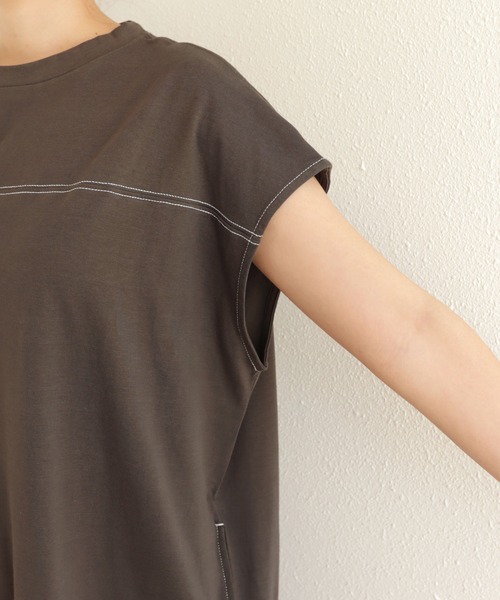 andme（アンドミー）の「配色ステッチフレンチスリーブTシャツワンピース（ワンピース・レディース・ブラック/チャコールグレー/グレイッシュベージュ/グリーン/パープル/ネイビー/カーキ/ブラウン/ブルー・M）」の14枚目の写真