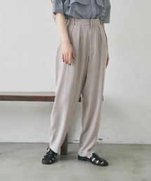 “2タックテーパードパンツ”　　　　　　　　　　　　　　　　　　　　　　　ボディラインを拾わない落ち感のあるストレートシルエット、セットアップ着用可能
