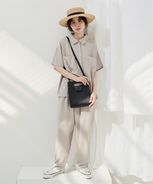 2タックテーパードパンツ” ボディラインを拾わない落ち感のある