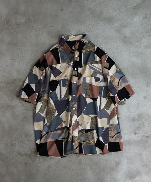 WHIMSIC（ウィムジック）の「【WHIMSIC】ジオメトリックパターンプリントシャツ（シャツ/ブラウス・レディース・ブラック/ベージュ・FREE）」の2枚目の写真