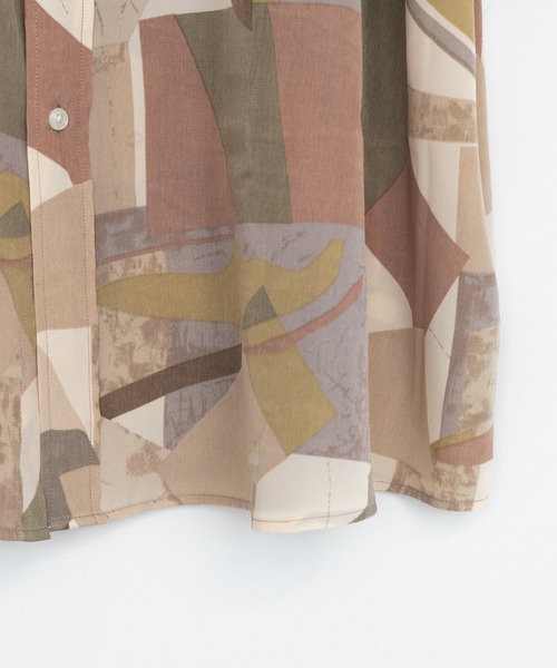 WHIMSIC（ウィムジック）の「【WHIMSIC】ジオメトリックパターンプリントシャツ（シャツ/ブラウス・レディース・ブラック/ベージュ・FREE）」の7枚目の写真