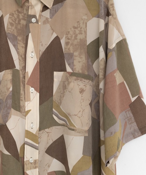 WHIMSIC（ウィムジック）の「【WHIMSIC】ジオメトリックパターンプリントシャツ（シャツ/ブラウス・レディース・ブラック/ベージュ・FREE）」の4枚目の写真